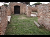 07477 ostia - regio iv - insula iii - domus dei pesci (iv,iii,3) - (via della caupona) - raum (p) - bli ri nordosten - ri raum (h) - 01-2024.jpg